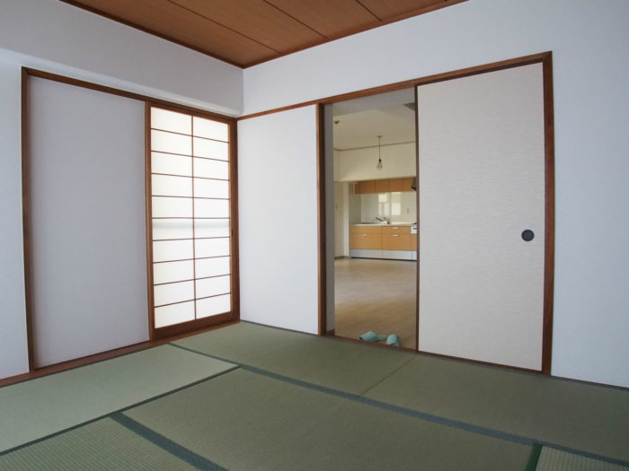 エバーグリーンポートタウン305 和室から見えるリビング